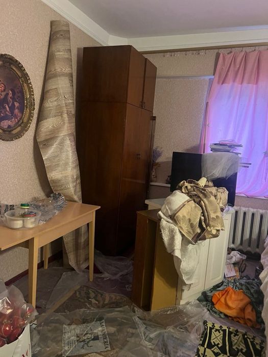 Диван, трюмо, платиной шкаф.