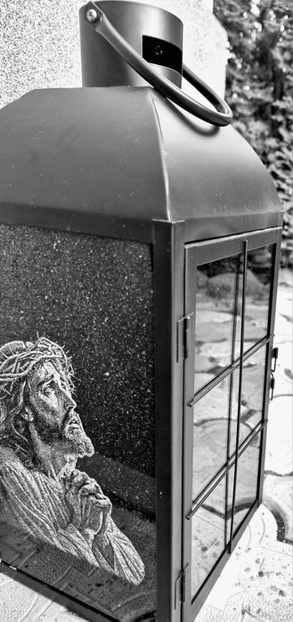 Felinar , masa și scaune din granit negru , cruce , gard funerar