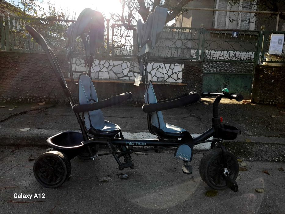 Триколка за близнаци