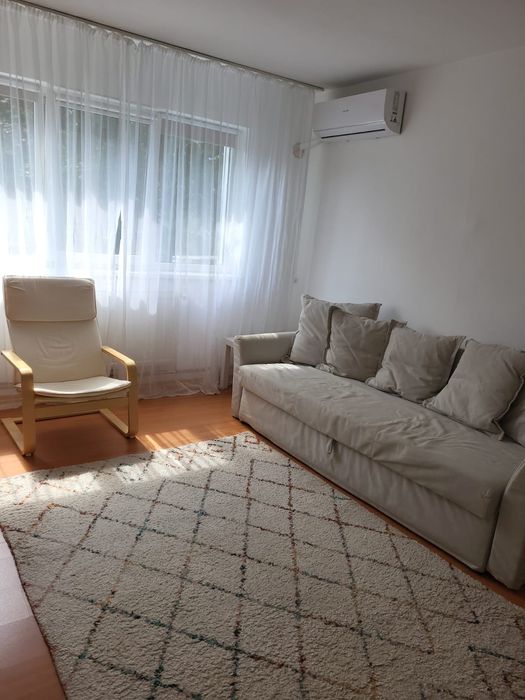 Proprietar închiriez apartament cu trei camere semidecomandat in Bacău