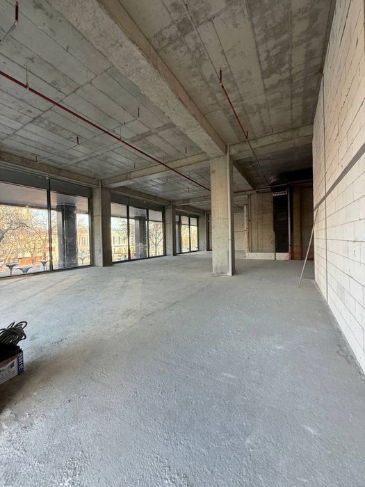 Бабура ТЦ “Piramit Mall” Коммерческое помещение, 562,4м2. Первая линия