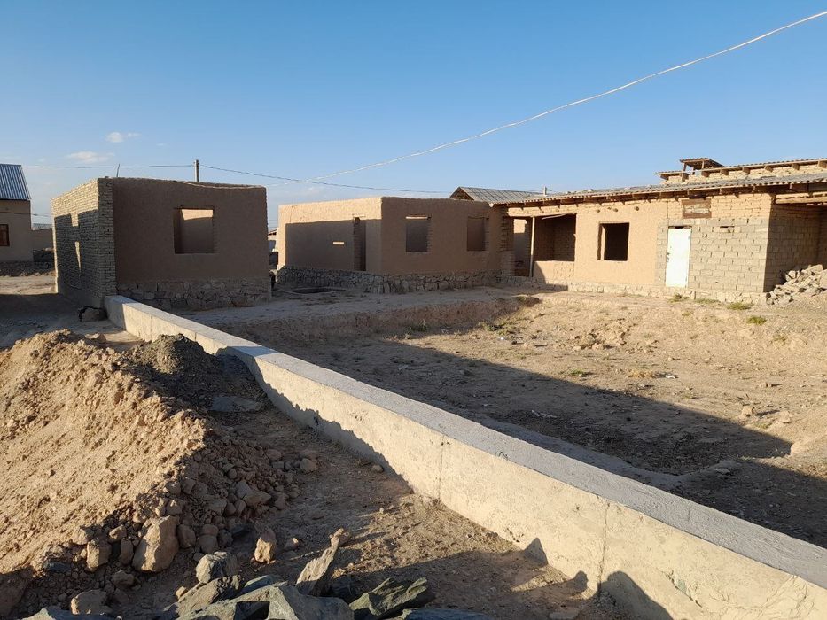 6 so'tig'li uy sotiladi