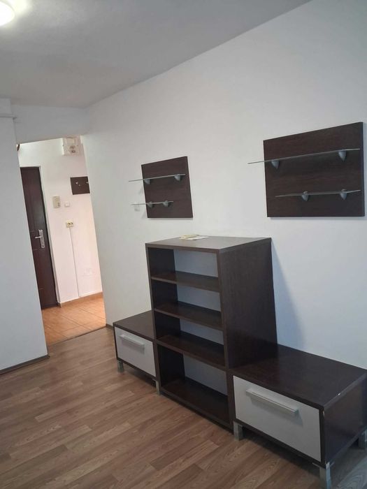 Închiriez apartament cu o cameră mare, zona Uta