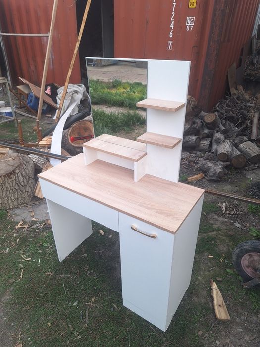 Тримо столик с зеркалом