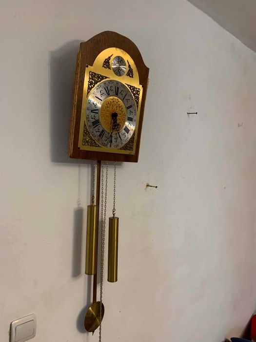Ceas de perete cu pendula si doua greutati