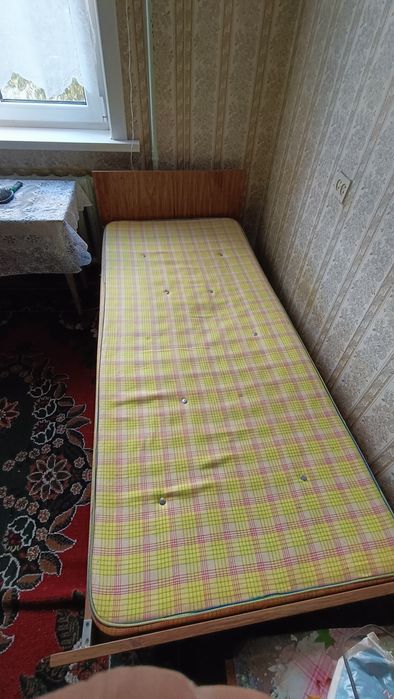 Кровать с матрацем.