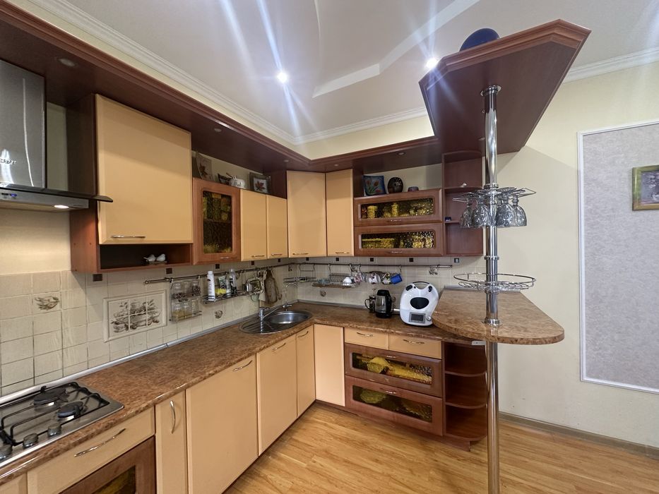 Кухня с барной стойкой