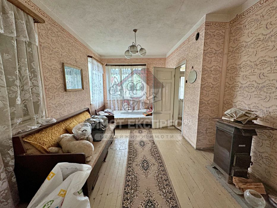 Самостоятелна къща 176кв.м, парцел 900кв.м, в центъра на село Червен