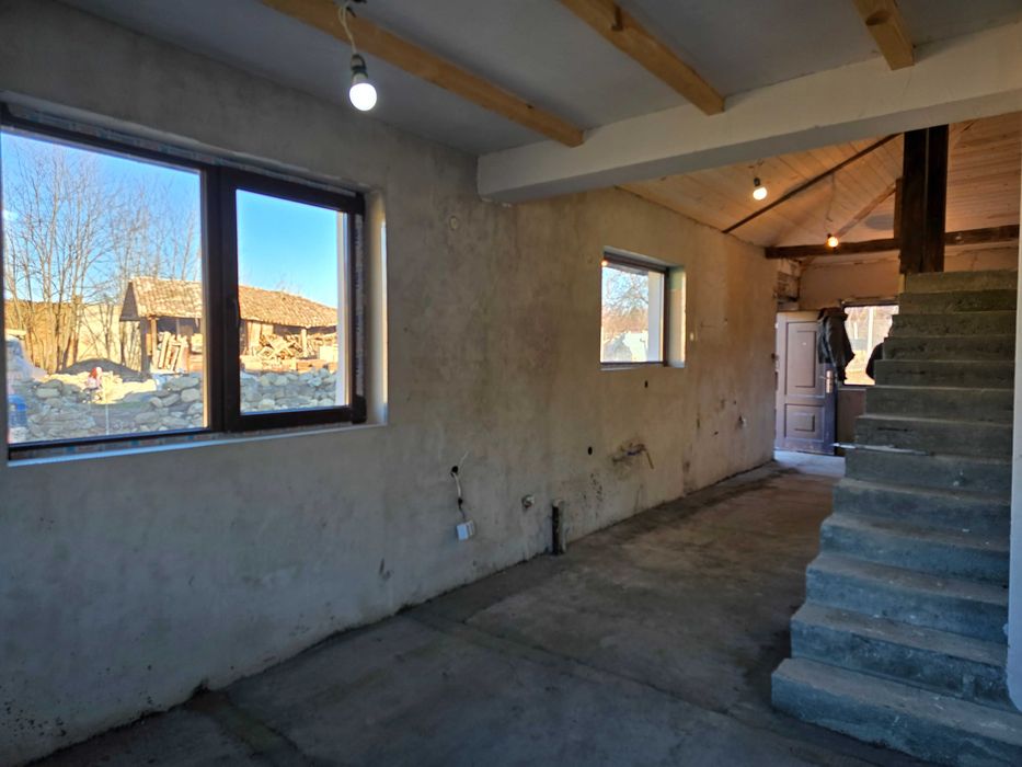 Реновирана къща с  голям двор в  с. Kъпиново / Велико Търново