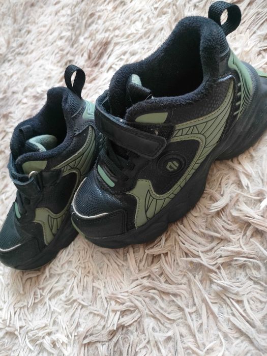 Продам теплые кроссовки на маличшек