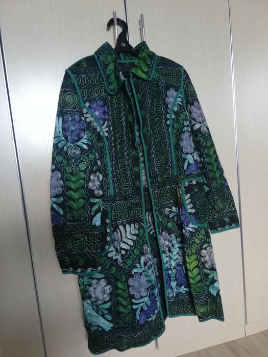 Расшитое узорами пальто/плащ