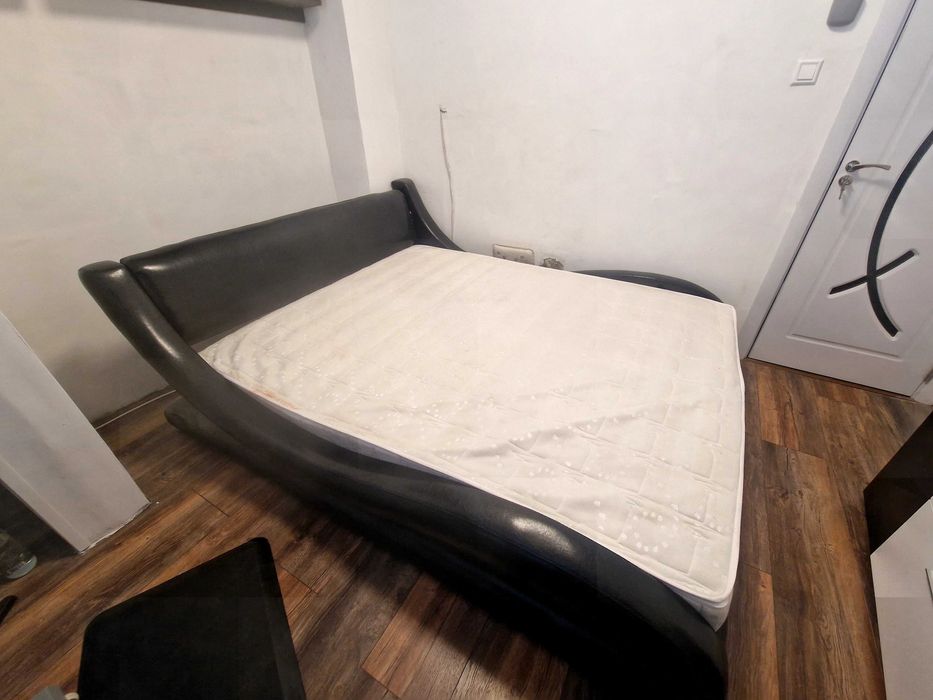 Кожена спалня с матрак