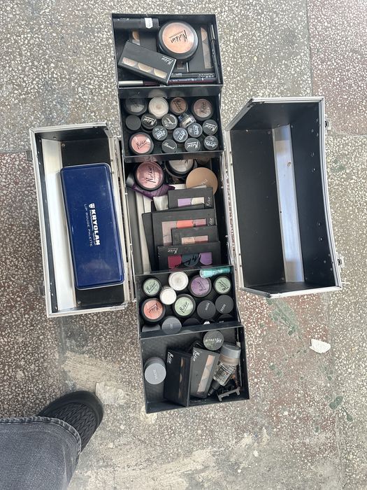 Trusa makeup  ! Se vinde separat de produsele care sunt in poze