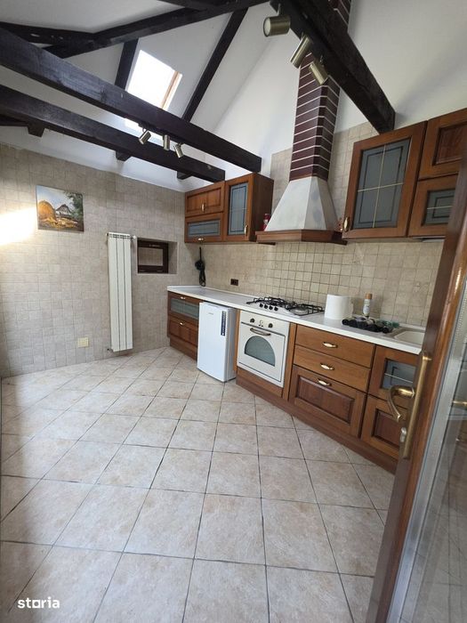Casă de închiriat cu 6 camere în Damaroaia
