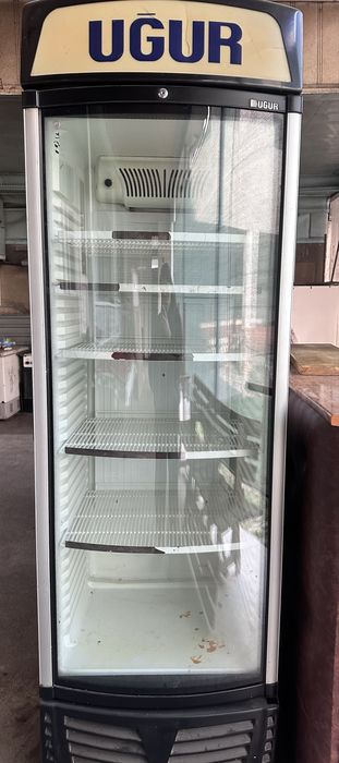 Витриный холодильник Ugur
