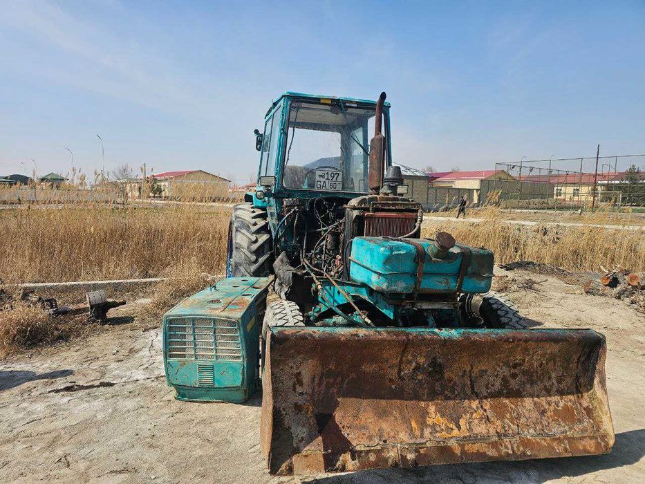 ЮМЗ трактор сотилади