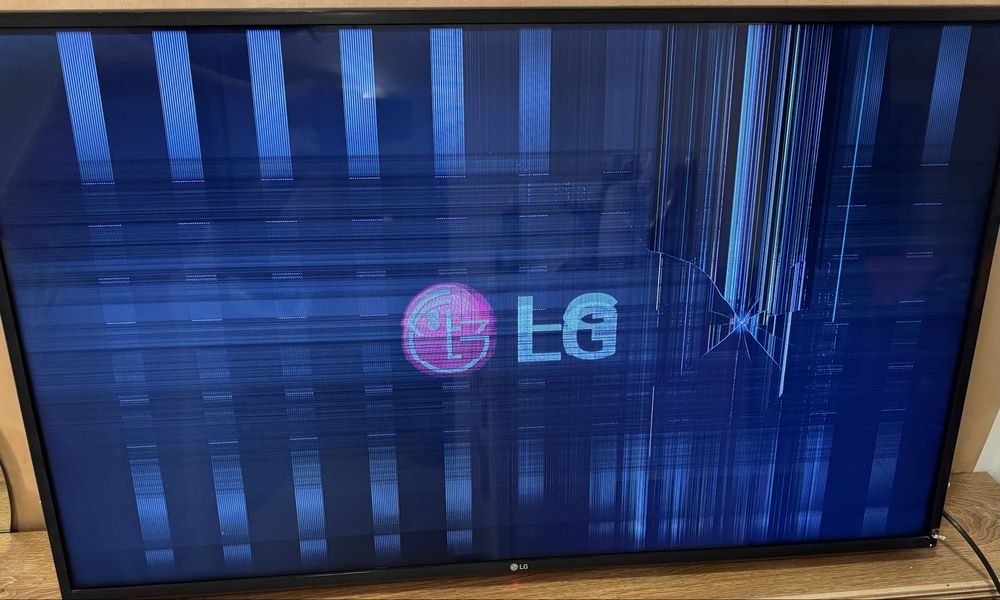 TV 4K LG 43UM7100PLB cu ecranul spart