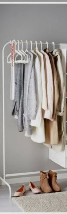 Бял щендер за дрехи