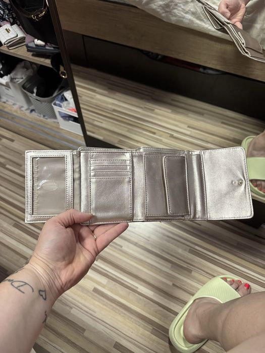 Дамско портмоне на Guess