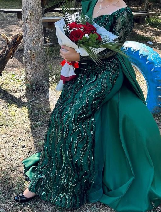 Елегантна зелена рокля с пайети