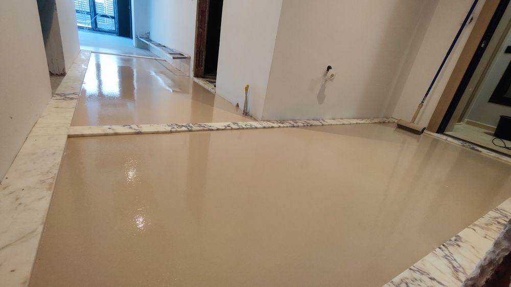 Саморазливна замазка, самонивелираща се замазка