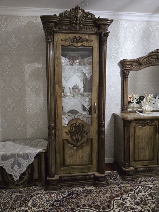 Срочно продам гостиный пенал и комод в комплекте.