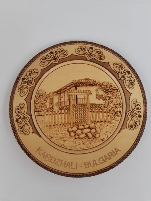 Пирографирани дървени стенни чинии