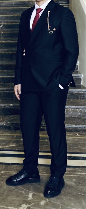 Элегантный мужской костюм отличного качества