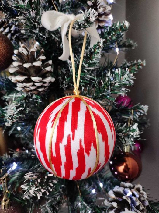 Новогодние игрушки ручной работы в национальном узбекском стиле. Икат