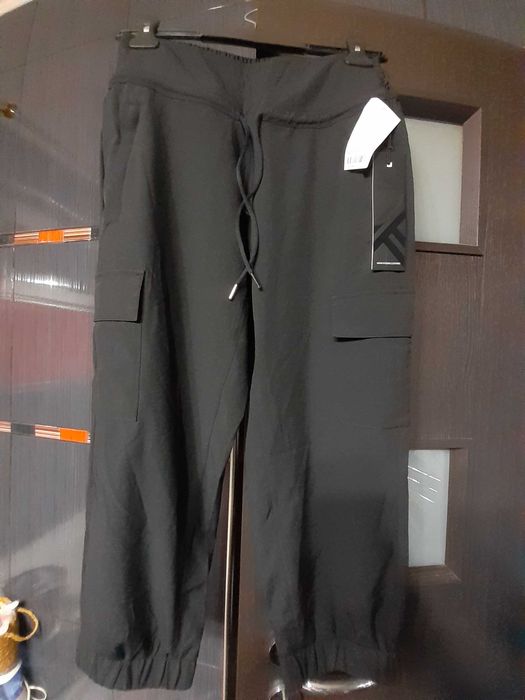 Pantaloni 3/4 noi marime XS