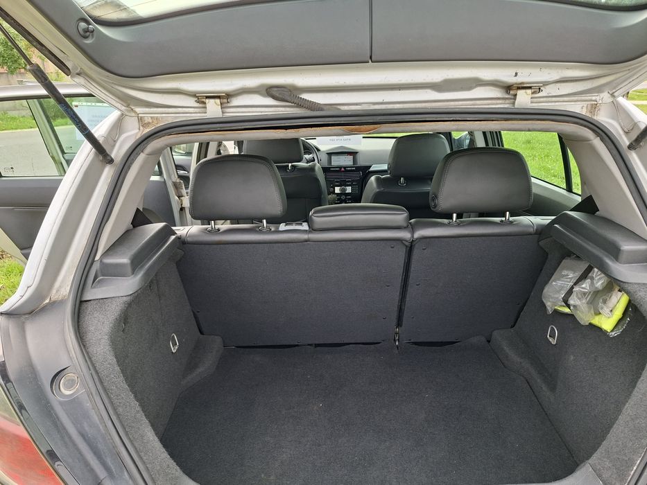 Vand Opel Astra H, an fabricatie 2009, echipat cu motorul 1.7 CDTI ecoFLEX.