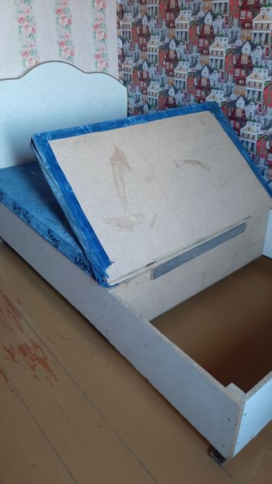 Продаю. Полутора.