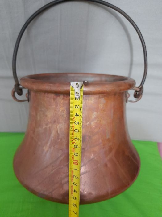 Vînd două vase din cupru