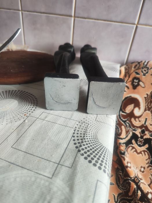 Vând două statuete din fonta.