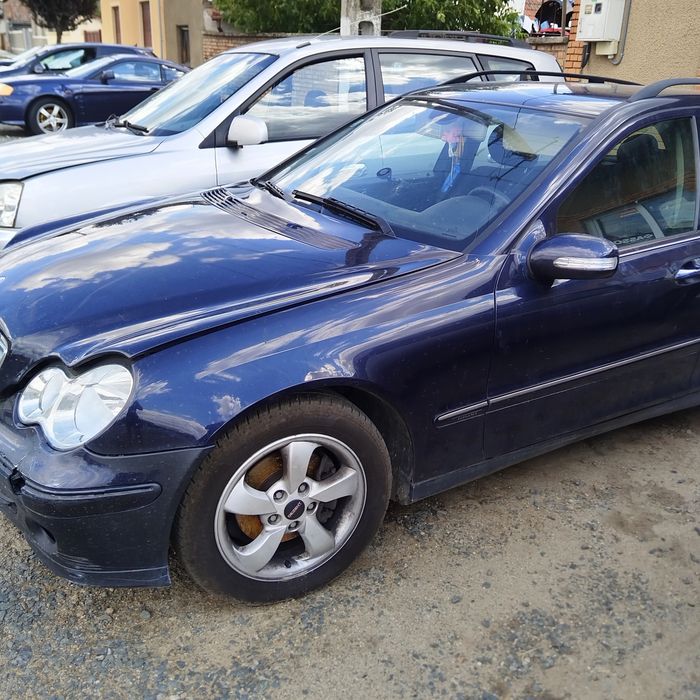 Aripa stanga/dreapta Mercedes C-Class w203 an 2001-2007
