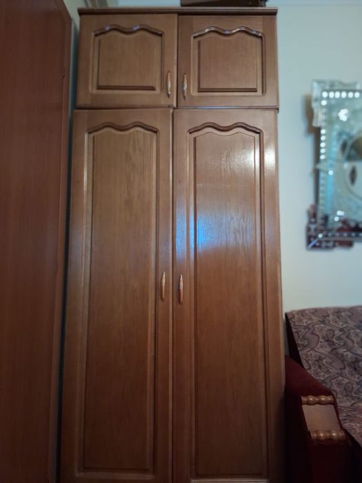 Dulap de lemn maro deschis