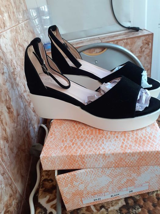 Vand sandale de dama noi, negre, marimea 39.