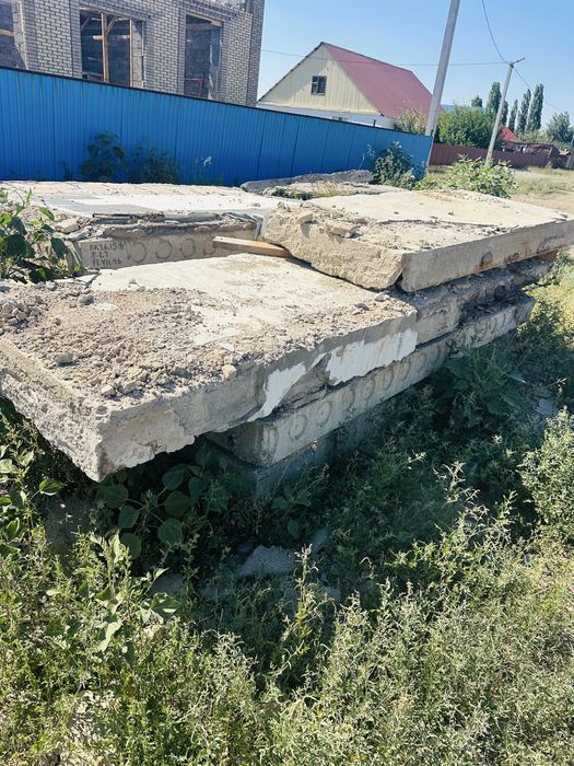 Плиты покрытые разного размера.