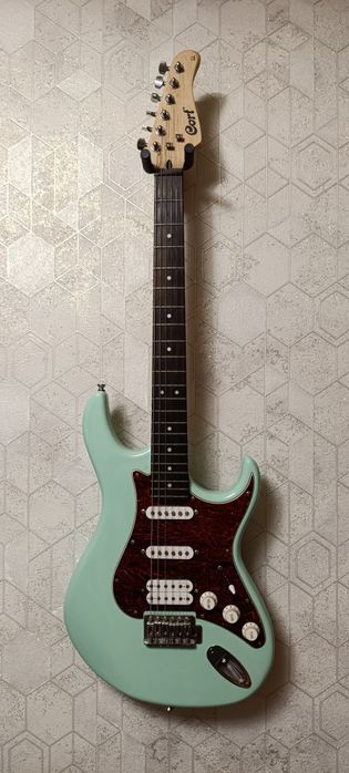 Продам электрогитару cort g110