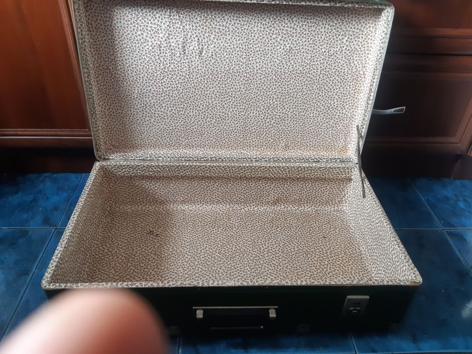 Geamantan din carton