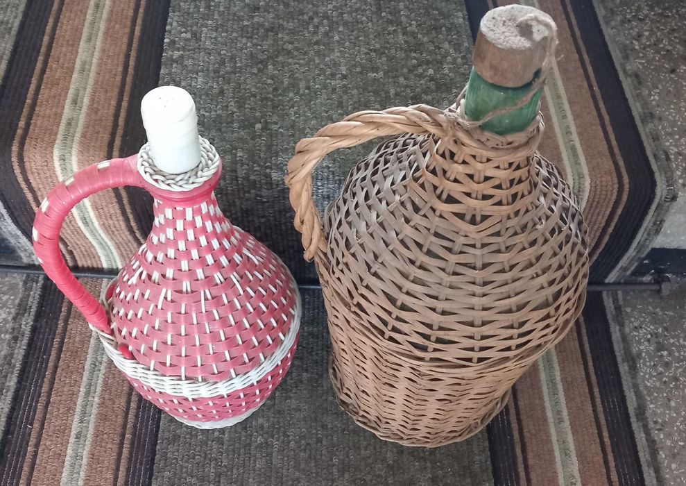 Плетени стъклени дамаджани от времето на соц.