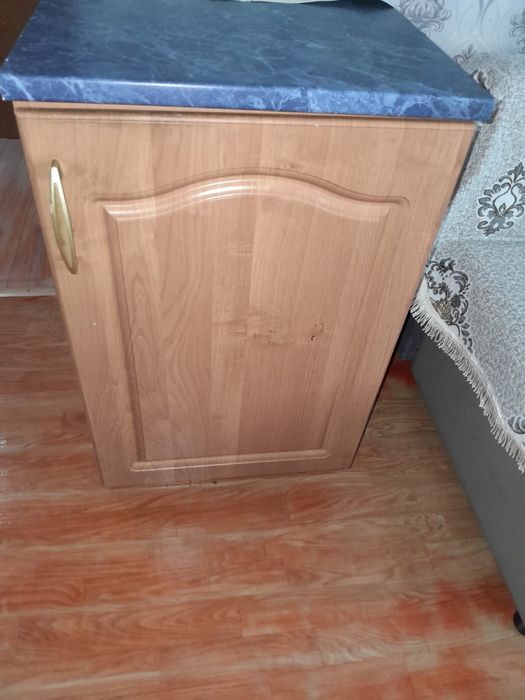 Продам кухонную тумбочку.