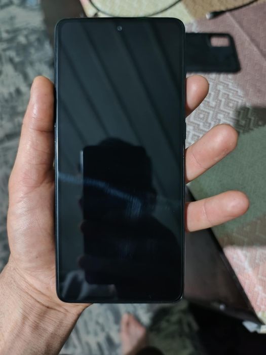 Vând Samsung galaxy a71  funcțional cum se vede în poză încă se mai aprinde nu mai se încarcă telefonul arată impecabil preț ușor negociabil