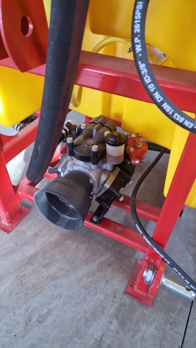 Tad Len1000л Пръскачка с 15м крила хидравлично повдигане на крилата,