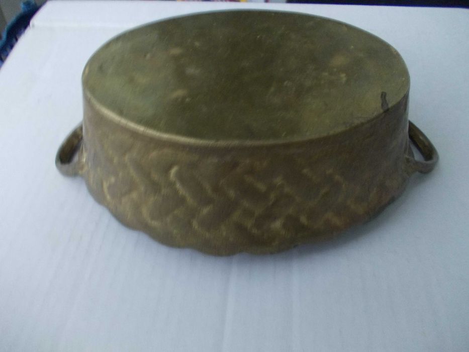 Vas vechi din bronz masiv