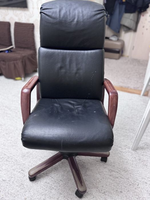 Офисное кресло в хорошем состоянии