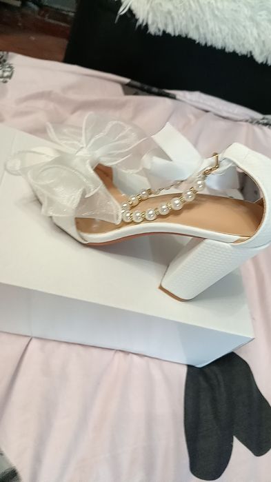 Vând rochie de mireasa purtata  o data și pantofii mireasa