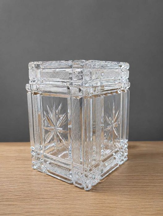 Bombonieră din cristal de Bohemia.