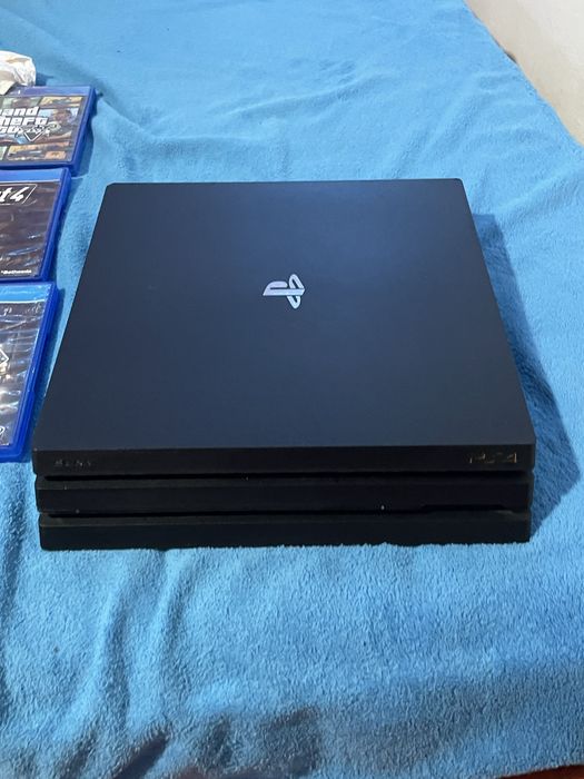 Vând PlayStation 4 Pro 1TB – 2 manete + 17 jocuri