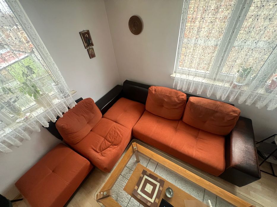 Текстилен диван  с кожени елементи